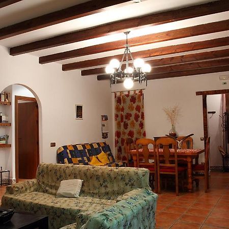 Gasthaus El Hogar de Ardwina Alía Exterior foto